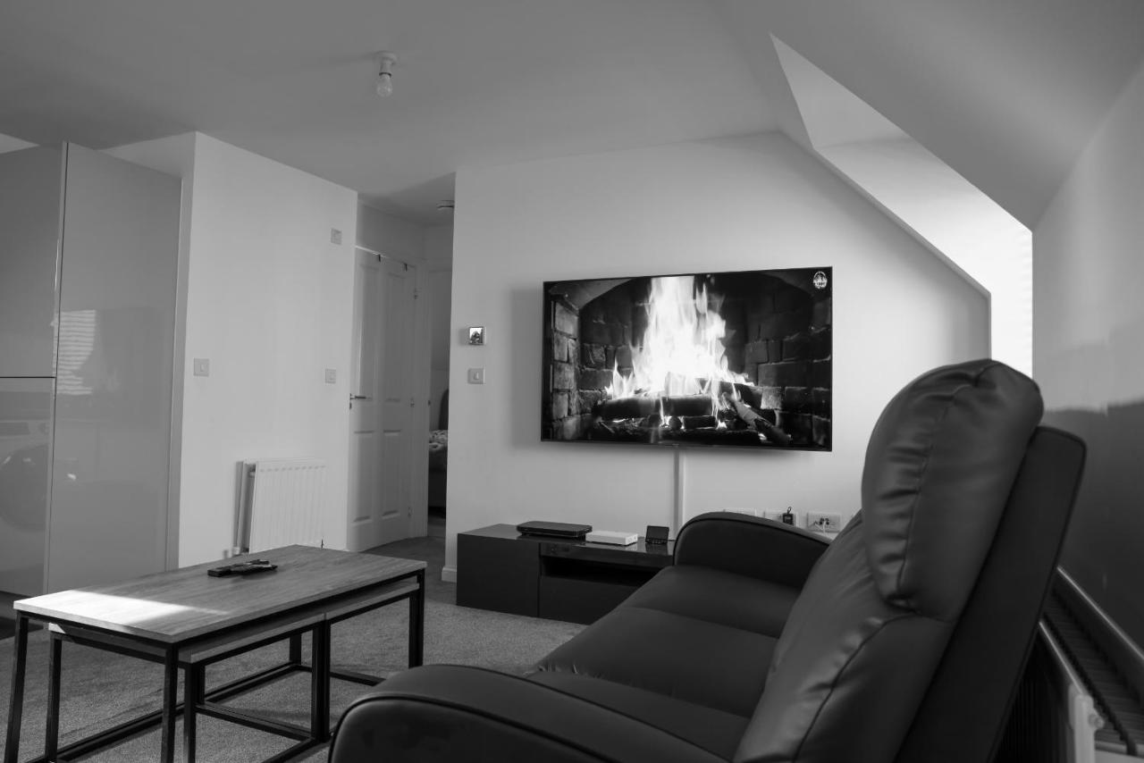 Stunning Two-Bedroom Apartment At A3Ree, Free Parking, Near Cribbs Causeway Mall Бристоль Экстерьер фото