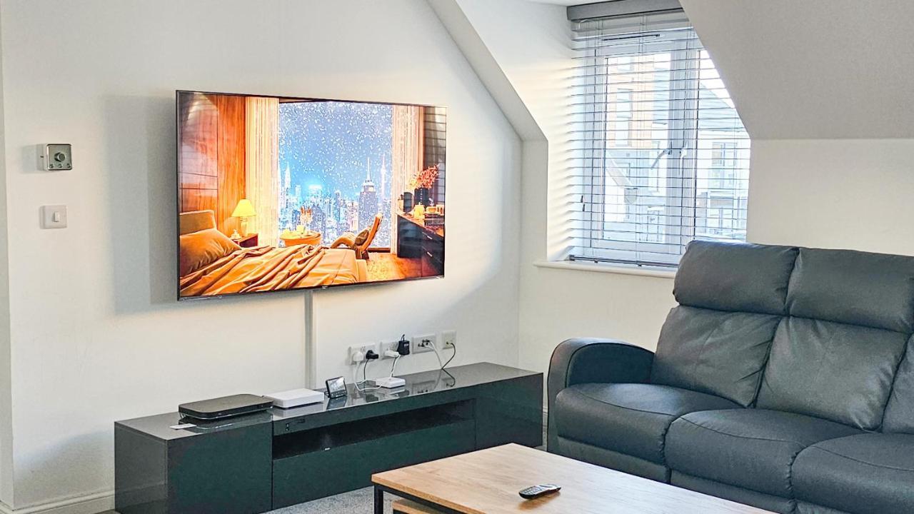 Stunning Two-Bedroom Apartment At A3Ree, Free Parking, Near Cribbs Causeway Mall Бристоль Экстерьер фото