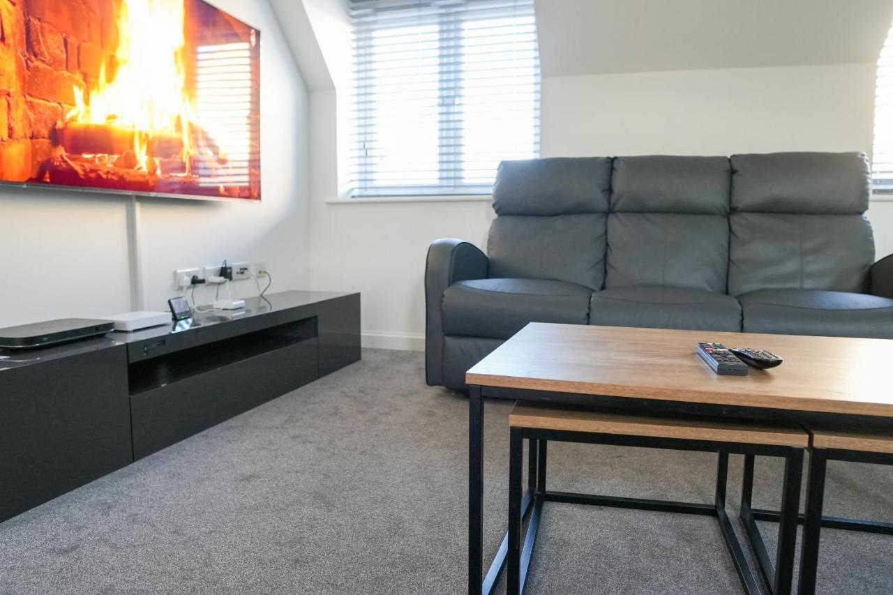 Stunning Two-Bedroom Apartment At A3Ree, Free Parking, Near Cribbs Causeway Mall Бристоль Экстерьер фото