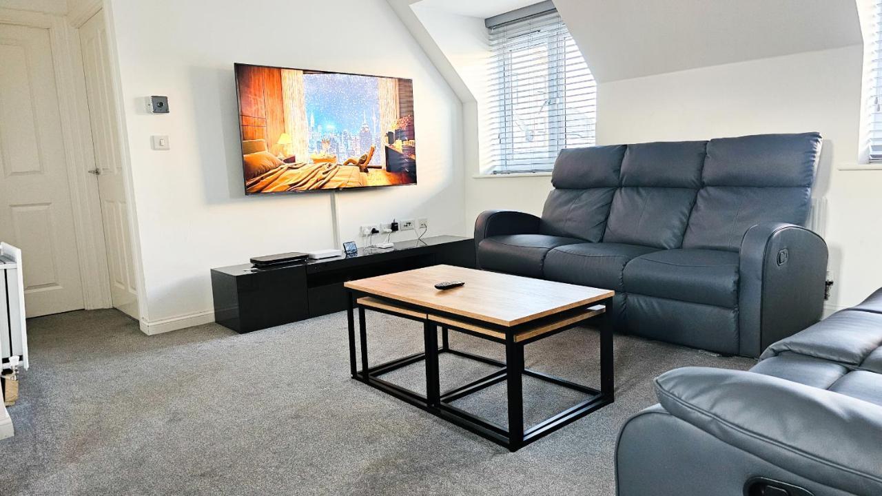 Stunning Two-Bedroom Apartment At A3Ree, Free Parking, Near Cribbs Causeway Mall Бристоль Экстерьер фото