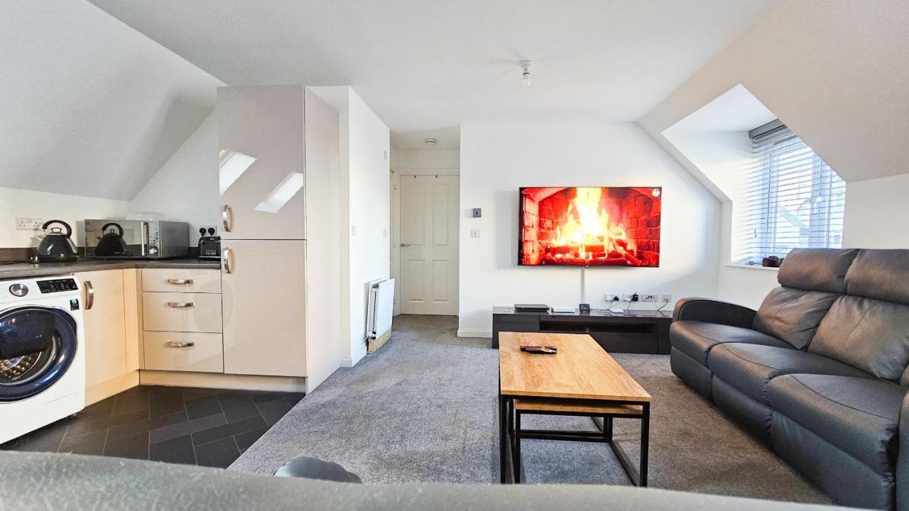 Stunning Two-Bedroom Apartment At A3Ree, Free Parking, Near Cribbs Causeway Mall Бристоль Экстерьер фото