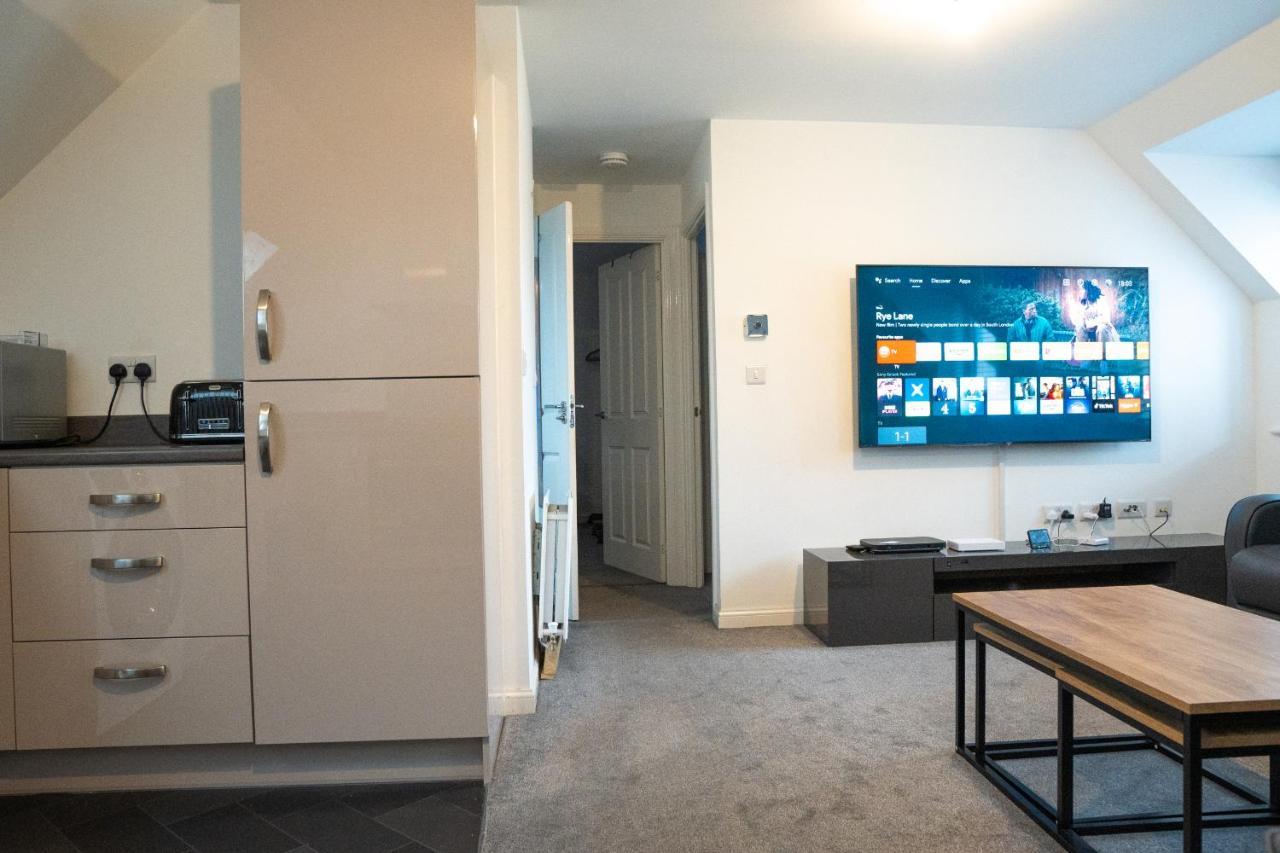 Stunning Two-Bedroom Apartment At A3Ree, Free Parking, Near Cribbs Causeway Mall Бристоль Экстерьер фото